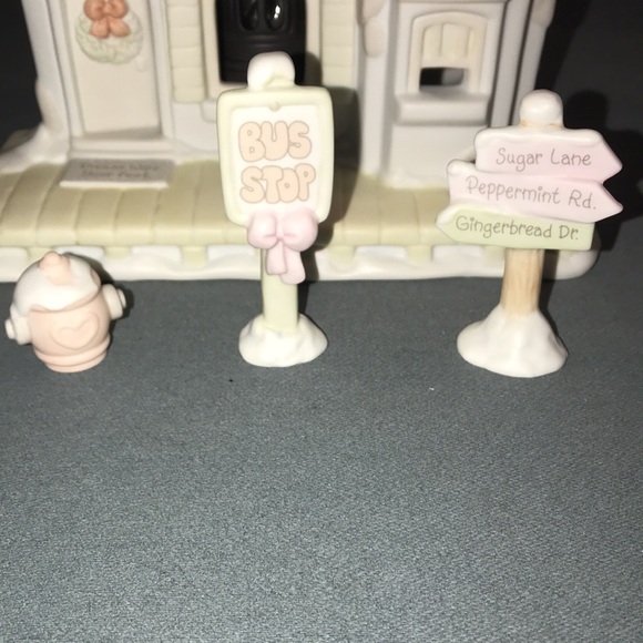 Precious Moments Sugar Town Lighted Train Station and 3 Figurine’s - Picture 6 of 10